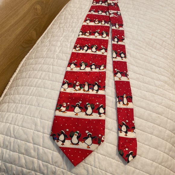 CHRISTMAS SILK TIE PENGUINS DANCING CHRISTMAS GREETINGS by MMG HALLMARK - Picture 3 of 6